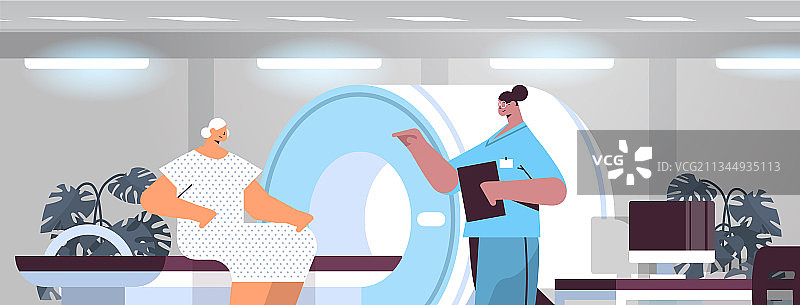 在断层扫描仪中与年长病人在一起的医生图片素材