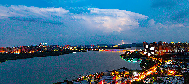安徽省蚌埠市龙子湖公园积雨云和闪电图片素材