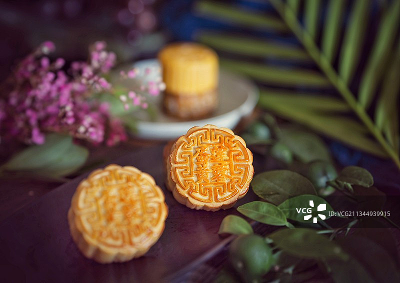 中秋月饼  中秋家家团圆吃月饼赏月，望月寄上思念与美好祝福。图片素材