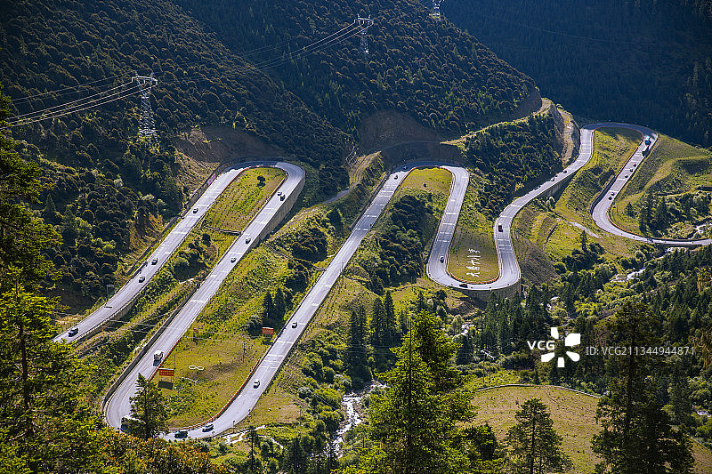 行走在一个国道线上图片素材