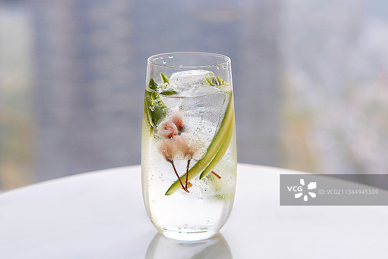 桌上饮料特写镜头图片素材