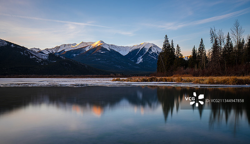 卡尔加里双杰克湖落日图片素材
