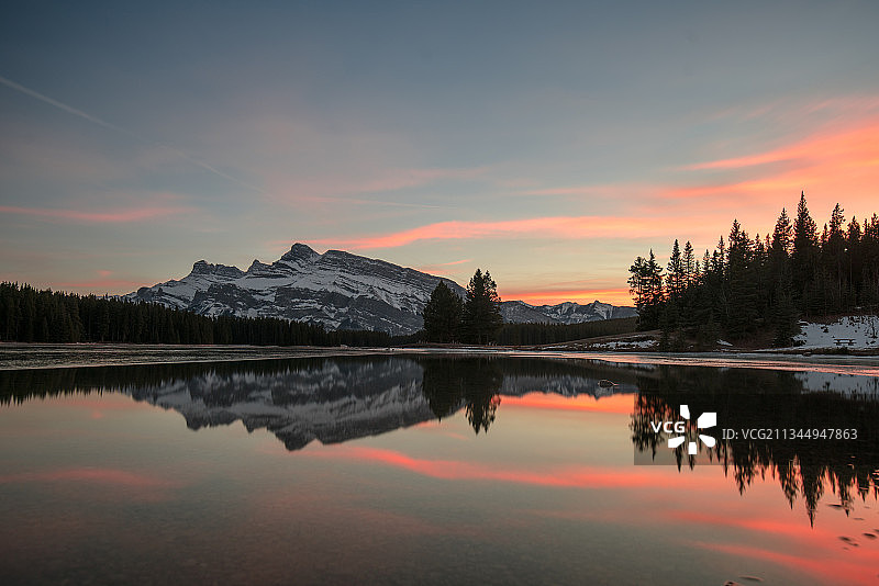 卡尔加里双杰克湖落日图片素材