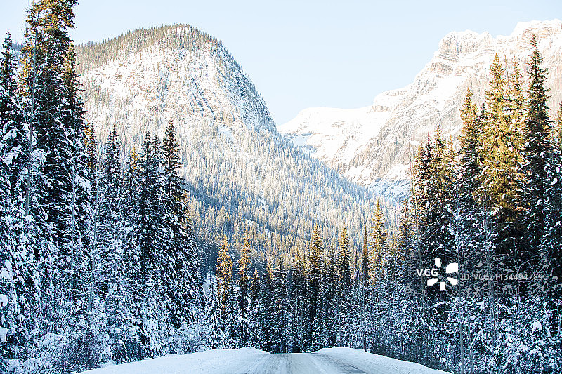 冬季山路图片素材