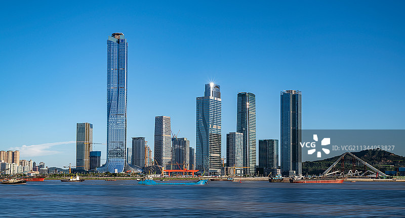 城市建筑风光，广东珠海市横琴新区金融岛楼群，十字门水道图片素材