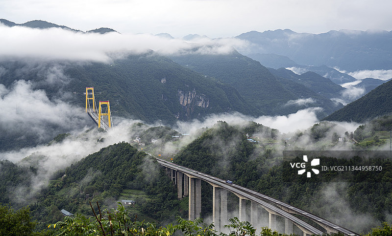 湖北恩施：沪渝高速公路巴东泗渡河特大悬索桥云雾缭绕宛若仙境图片素材
