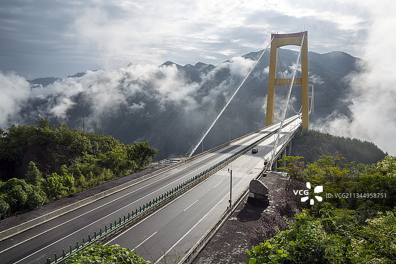 湖北恩施：沪渝高速公路巴东泗渡河特大悬索桥云雾缭绕宛若仙境图片素材