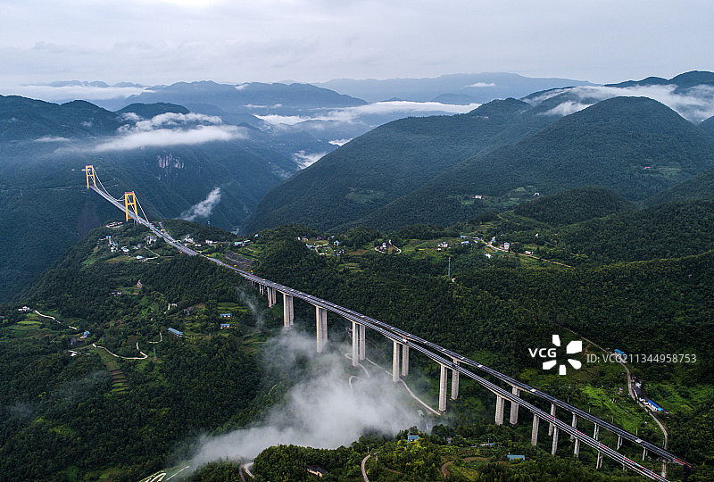 湖北恩施：沪渝高速公路巴东泗渡河特大悬索桥云雾缭绕宛若仙境图片素材