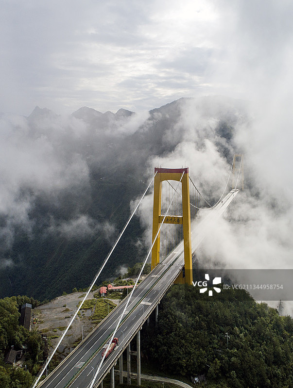 湖北恩施：沪渝高速公路巴东泗渡河特大悬索桥云雾缭绕宛若仙境图片素材