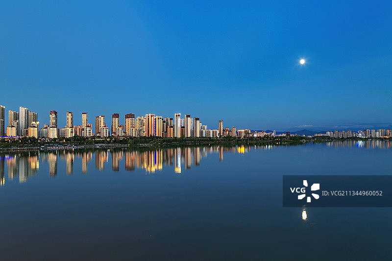 一轮圆月耀汉江-----蓝调下的汉中汉江城市景观图片素材