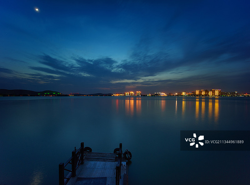 上弦月+江苏省徐州市泉山区云龙湖风景区图片素材
