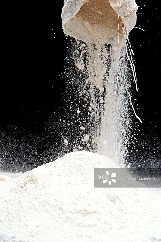 黑色背景上的粗粮荞麦面粉图片素材