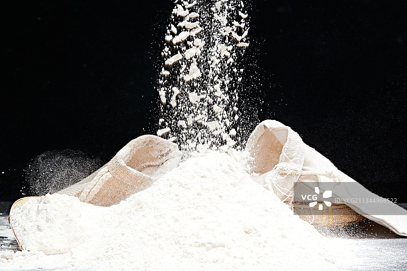 黑色背景上的粗粮荞麦面粉图片素材
