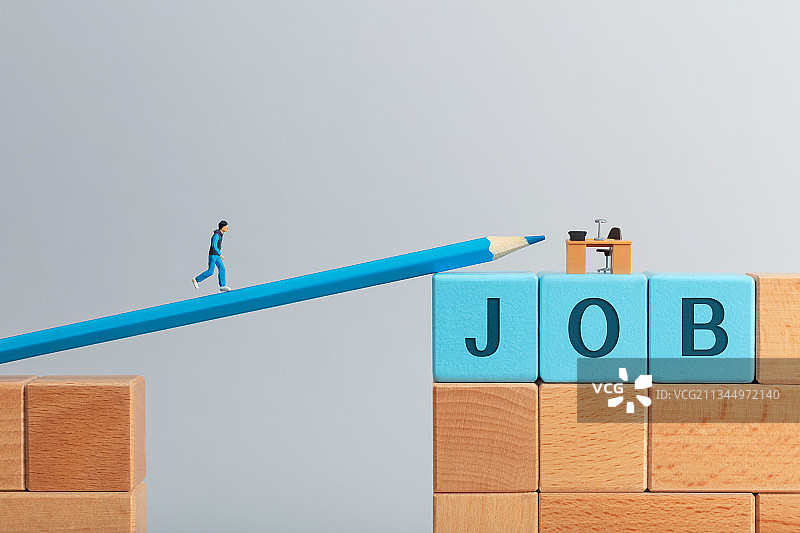 微缩创意站在铅笔桥向着工作奔跑的年轻男性图片素材