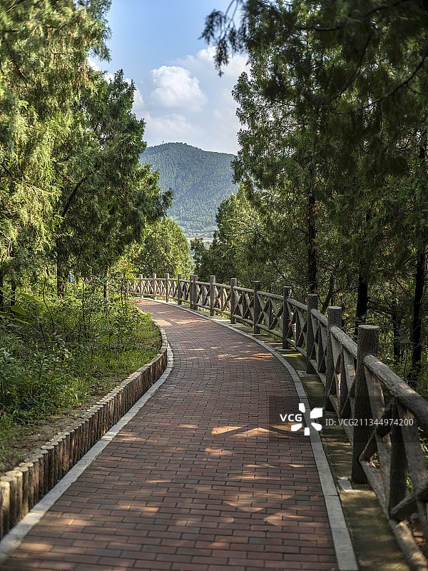 济南郎茂山风景，宁静无人的山路上图片素材