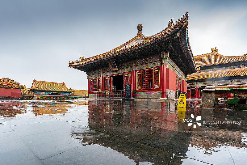 夏季雨中中国北京故宫紫禁城图片素材