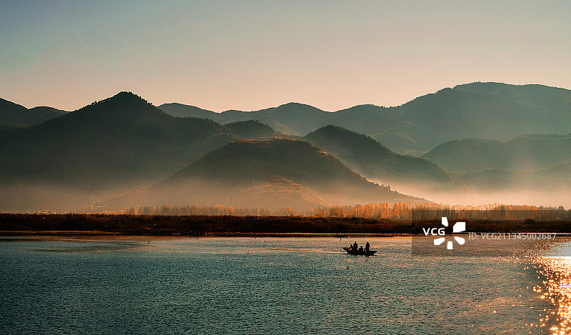 清晨的泸沽湖景观图片素材