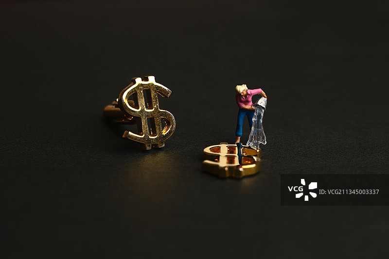 一个清洁工在清洗货币图片素材