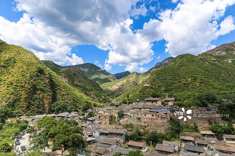 蓝天白云下的北京西部山区古村落图片素材