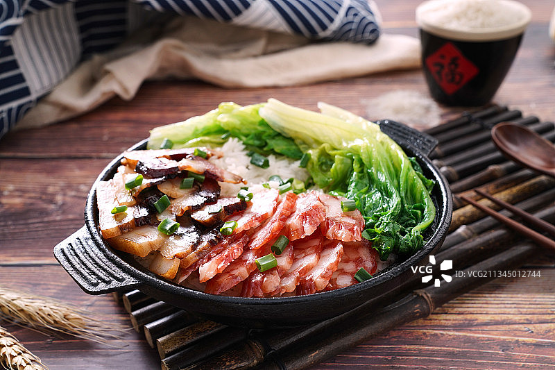 卤肉腊肠煲仔饭图片素材