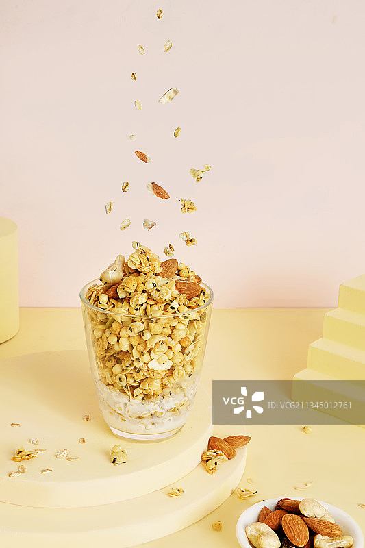 杏仁麦片落到杯里图片素材