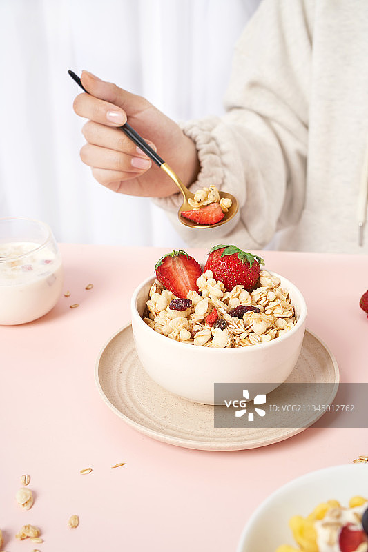 美女用勺子舀麦片图片素材