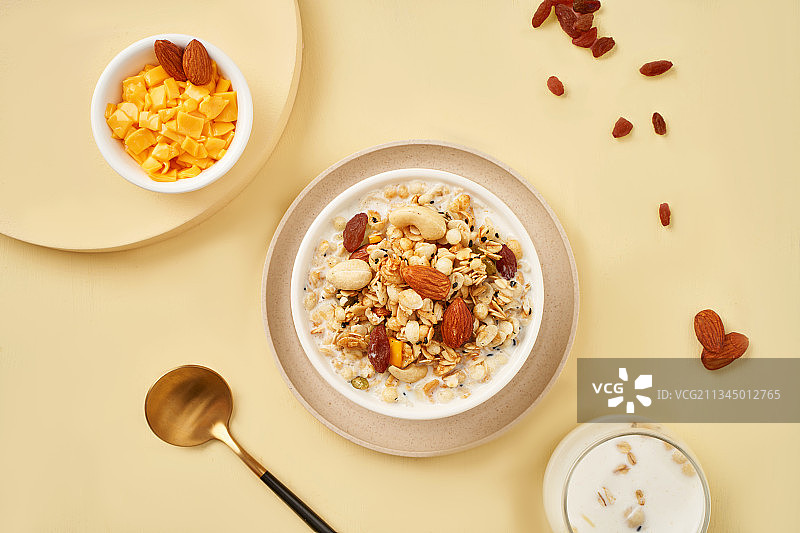 杏仁腰果葡萄燕麦片图片素材