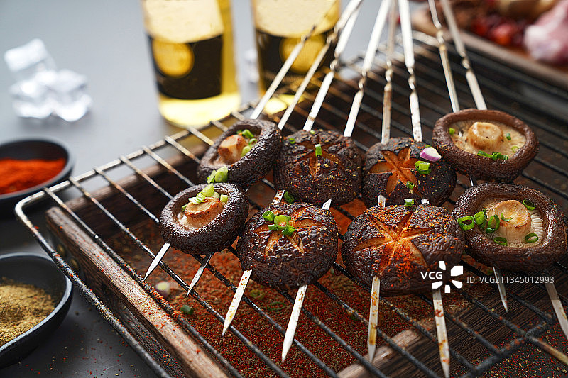 中国传统烧烤烤香菇图片素材