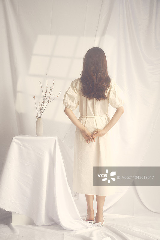 含蓄的中国女人图片素材