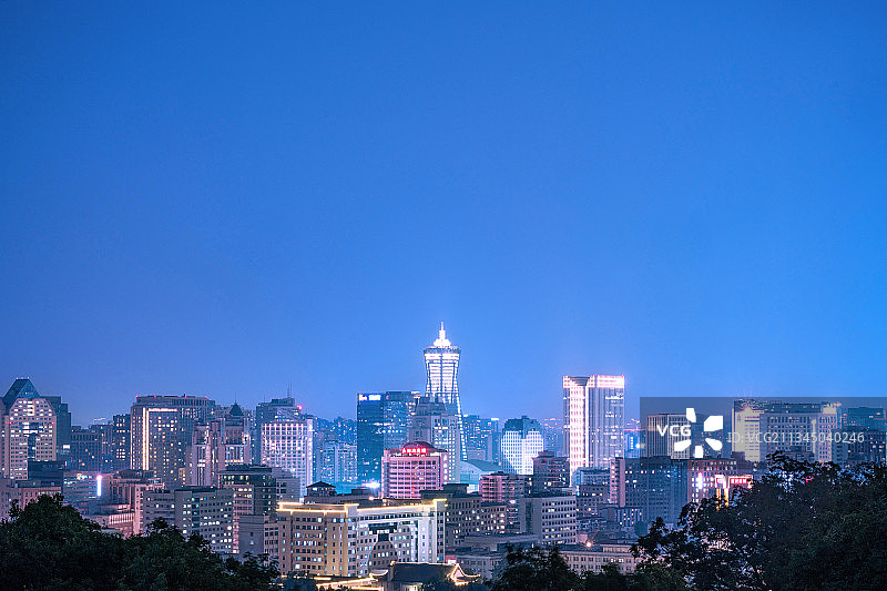 宝石山上眺望杭州城夜景，环球中心图片素材