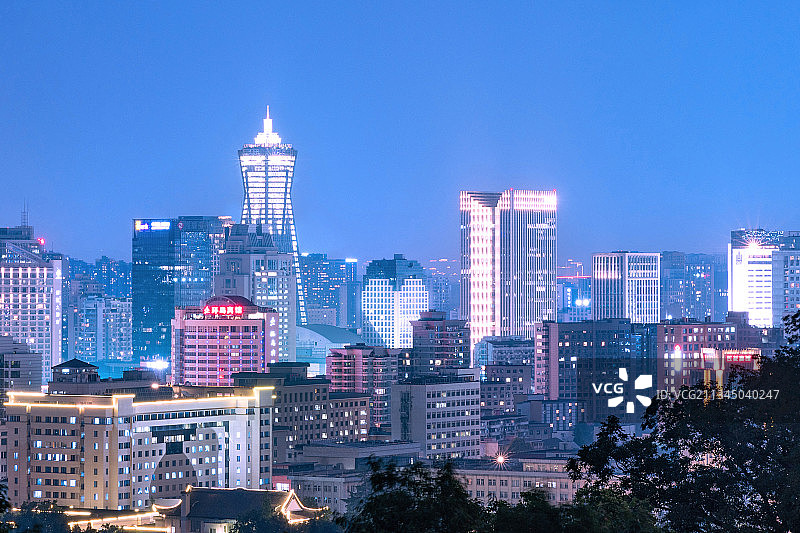 宝石山上眺望杭州城夜景，环球中心图片素材