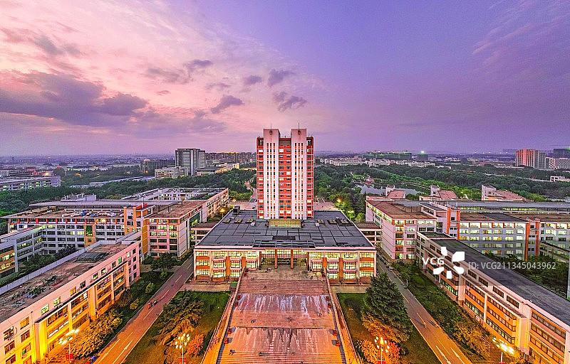 青岛农业大学主楼与晚霞同框图片素材