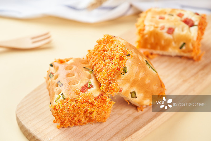 桌子上有几块美味的肉松面包图片素材