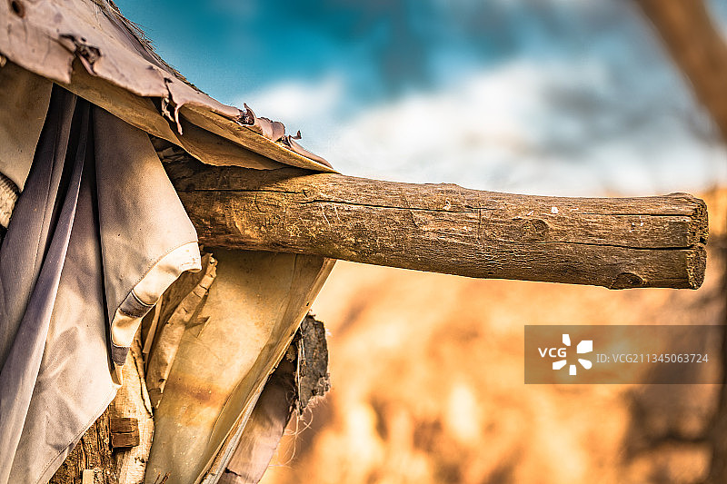 深秋荒野的残破小屋图片素材