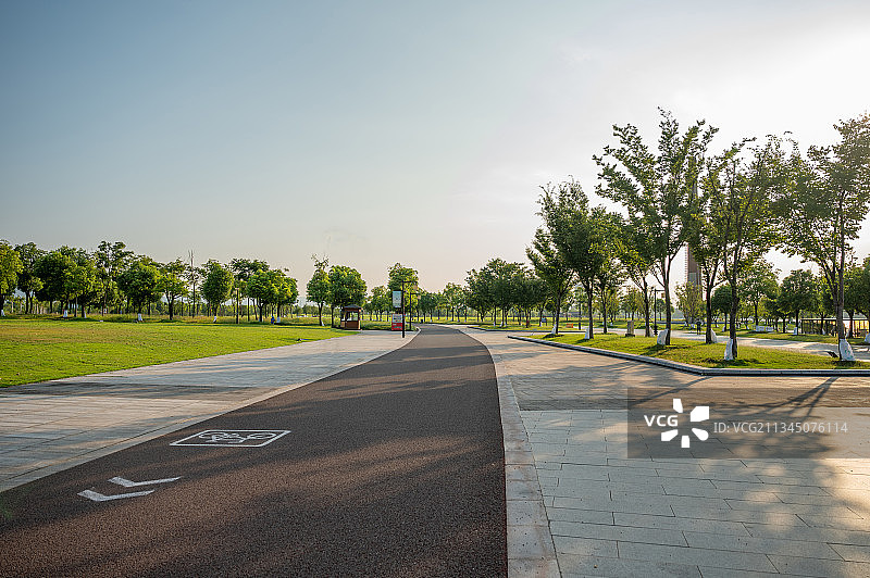 阳光明媚的下午公园自行车游步道图片素材