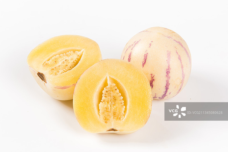 切开的新鲜人参果，白色背景图片素材