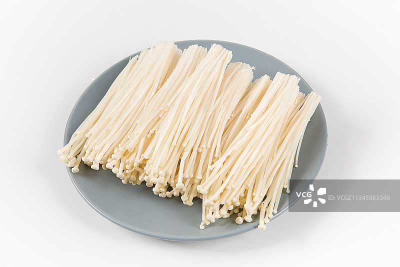 白色背景上的金针菇图片素材