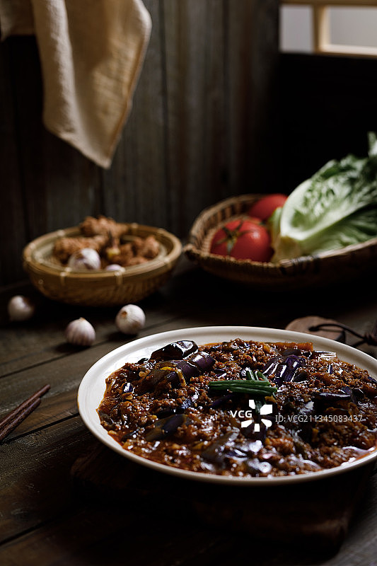 放在中式木桌上的一盘红烧肉末茄子图片素材