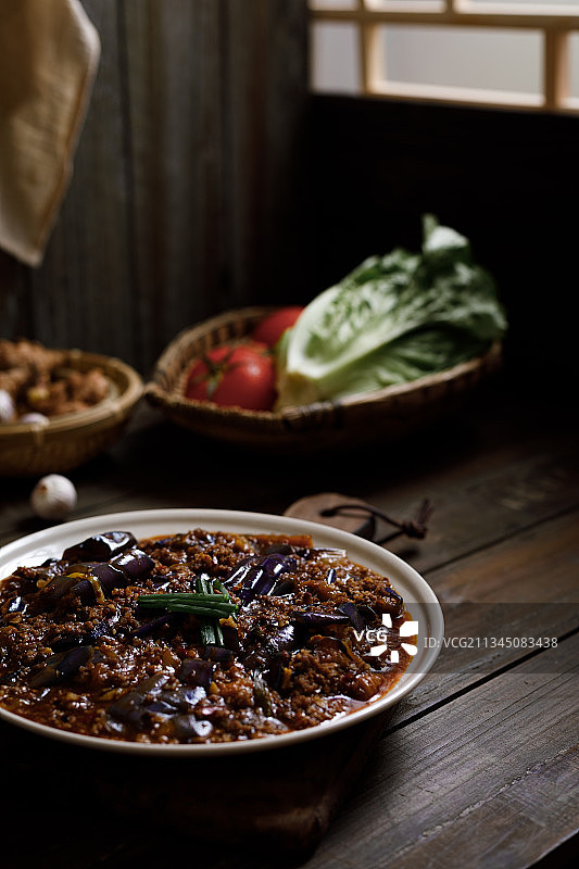 放在中式木桌上的一盘红烧肉末茄子图片素材