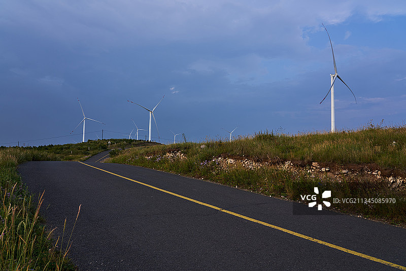 草原上的公路和风力发电图片素材
