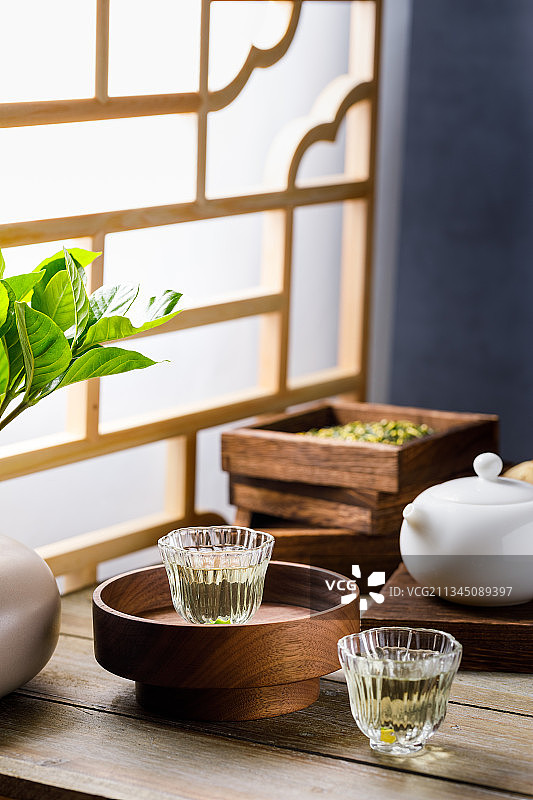 放在木托盘里的中式药茶莲子心凉茶图片素材