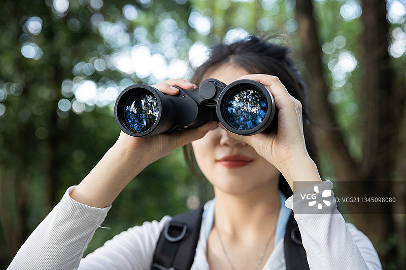 旅行者用望远镜探索自然图片素材