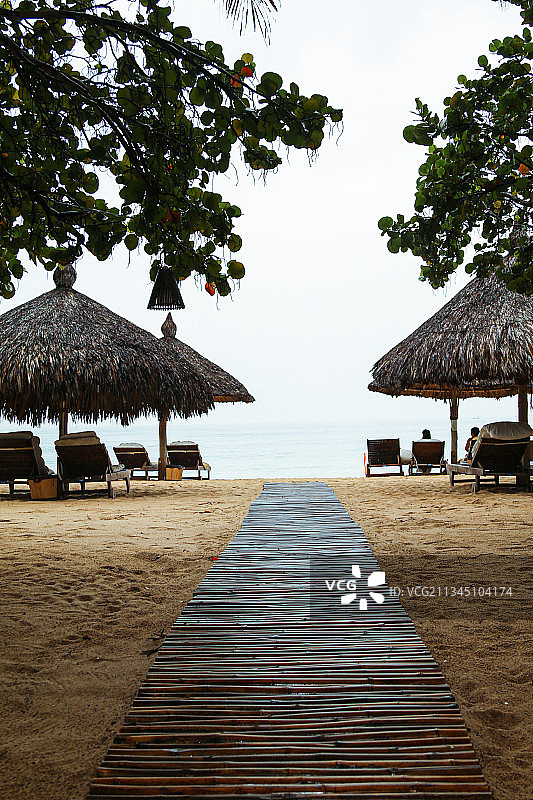 越南芽庄海滩的躺椅图片素材