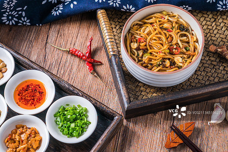 放在木桌上的一碗江西南昌美食南昌拌粉图片素材