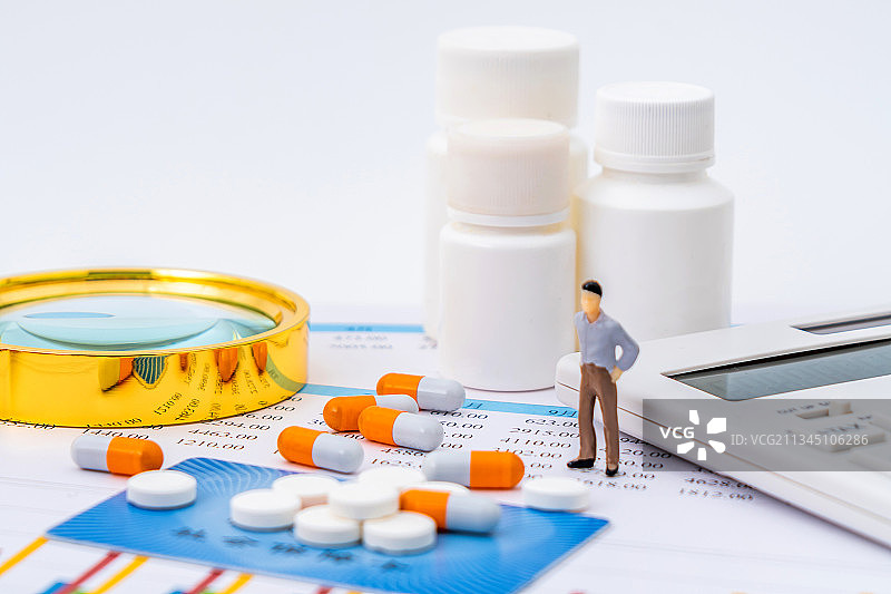 药品、社保卡医保卡和玩具小人——医疗保险概念图片素材