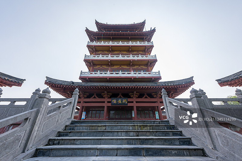 河南省郑州市黄河游览区思念果岭仿古建筑鹳雀楼及古树图片素材