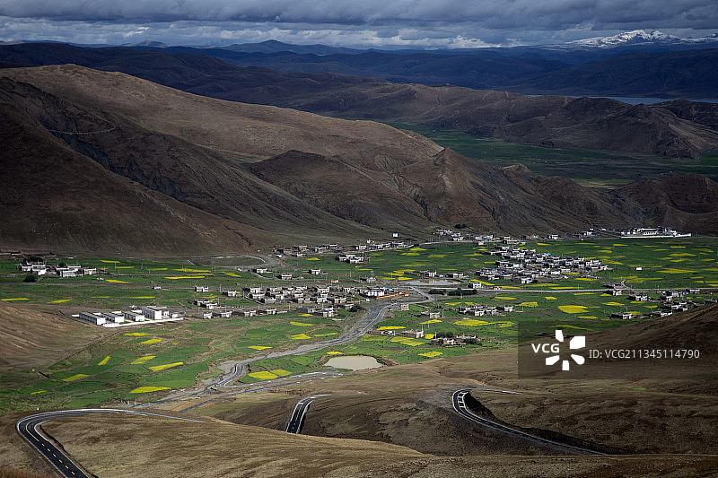 高山下的村庄（羊湖边上的小村庄）图片素材