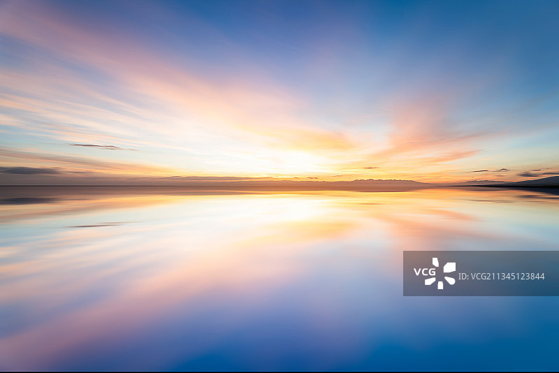 青海省青海湖日出火烧云自然风光图片素材