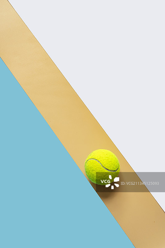 拼接背景中放着一只网球图片素材