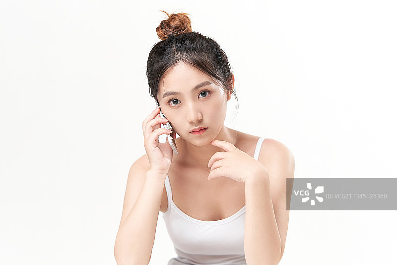 正在用手机大电话的亚洲美女图片素材